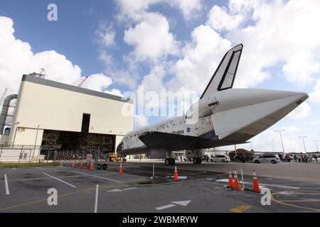 CAPE CANAVERAL, Fla. – Das Space Shuttle Discovery wird zu den offenen Türen der Orbiter Processing Facility 3 des NASA Kennedy Space Centers geschleppt. Im OPF werden die Bearbeitungsverfahren für die Discovery verschiedene Deservicing- und Wartungsfunktionen nach dem Flug umfassen, die parallel zum Entladen der Nutzlast und der Installation der für die nächste Mission erforderlichen Ausrüstung durchgeführt werden. Discovery kehrte am 21. September nach einem zweitägigen Fährflug nach Kennedy zurück. Das Shuttle und das Flugzeug landeten auf der Landebahn 33 der Shuttle Landing Facility um 12:05 Uhr ED Stockfoto