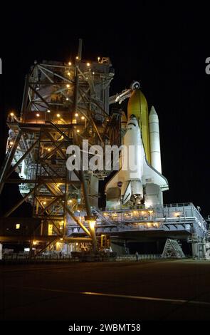 RAUMFAHRTZENTRUM KENNEDY, FLA. -- in Vorbereitung auf den Start des Space Shuttle Atlantis auf Mission STS-110 rollt die Rotierende Service-Struktur (RSS) zurück in die Startposition. Das RSS bietet einen geschützten Zugang zum Orbiter für den Wechsel und die Wartung von Nutzlasten am Pad. Die Struktur verfügt über Zugangsplattformen auf fünf Ebenen, um Zugang zum Nutzlastbereich zu ermöglichen. Das Shuttle liegt auf der Mobile Launcher Platform (MLP), die sich über den darunter liegenden Flammengraben erstreckt. Der Flammengraben ist Teil des Flame Defector Systems, das die Auflagestrukturen von der intensiven Hitze eines Starts isoliert. Mission STS-110 ist sch Stockfoto