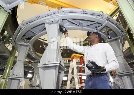 CAPE CANAVERAL, Fla. – Im Hochregal des Operations and Checkout Building im Kennedy Space Center der NASA in Florida bereitet ein Techniker ein Bearbeitungswerkzeug vor, das aus einem Orion-Servicemodul-Arbeitsstand herausgehoben werden kann. Die Vorbereitungen für den Explorationsflug Test 1 oder EFT-1 werden fortgesetzt. Orion ist ein Raumschiff, das Besatzungen jenseits der niedrigen Erdumlaufbahn in den Weltraum transportieren soll. Es wird Notabbruchfähigkeit bieten, die Besatzung während der Raumfahrt unterstützen und einen sicheren Wiedereintritt aus Rückkehrgeschwindigkeiten im tiefen Weltraum gewährleisten. Orions erster Testflug ohne Piloten soll 2014 auf einem United starten Stockfoto