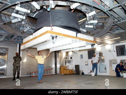 Im Delta Operations Center des Kennedy Space Centers wird die RL-10-Motordüse in der zweiten Stufe des Delta IV installiert, die GOES-N starten wird, um Unwetter und atmosphärische Bedingungen für NASA und NOAA zu überwachen. Stockfoto