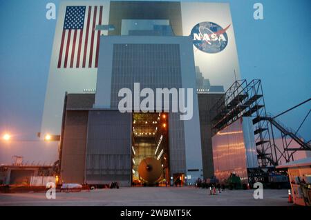 Der zweite überarbeitete externe Tank ET-121 ist im Fahrzeugbau des Kennedy Space Centers sichtbar. Der Tank, der 900 Meilen auf dem Seeweg von Michoud Assembly Facility verschickt wurde, beinhaltet Modifikationen für die Rückkehr zum Flug und ist mit Temperatursensoren und Beschleunigungsmessern ausgestattet, um die Flugleistung zu überwachen. ET-121 ist für die Mission STS-121 vorgesehen, die zwischen dem 12. Juli und dem 31. Juli 2005 stattfinden soll. Stockfoto