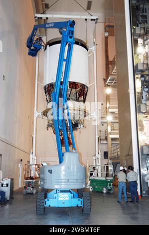 Boeing-Techniker arbeiteten an der zweiten Stufe des vertikalen Delta IV im Boeing Delta Operations Center, installierten Düsen und führten Tests durch. Das Delta IV startet den GOES-N-Wettersatelliten, der die atmosphärischen Bedingungen überwachen und Stürme für die NASA und die NOAA verfolgen wird. Stockfoto