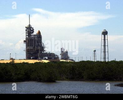 KENNEDY SPACE CENTER, FLORIDA. -- die Startflächen 39A (im Vordergrund) und 39B sind beide auf diesem Foto zu sehen, jede mit einem Shuttle. Pad 39A hält das Space Shuttle Discovery, das am 2. Juli für den Start der Mission STS-105 im August startete. Pad 39B hält das Space Shuttle Atlantis, das am Donnerstag, den 12. Juli, auf der Mission STS-104 starten soll. Rechts befinden sich die 290-Fuß-Wassertanks, die 300.000 Liter Wasser während des Aufstiegs bereitstellen. Sie sind Teil des Wassersystems zur Schalldämmung an jedem Pad Stockfoto