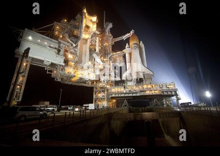 CAPE CANAVERAL, Fla. -- im Kennedy Space Center der NASA in Florida wird das Space Shuttle Discovery von hellen Xenon-Lampen auf der Startfläche 39A beleuchtet, nachdem die rotierende Dienststruktur entfernt wurde. Die Struktur bietet Wetterschutz und Zugang zum Shuttle, während es auf dem Polster abhebt. RSS „Rollback“, wie es heißt, begann am 23. Februar um 20:02 Uhr EST und wurde um 20:37 Uhr abgeschlossen Der Discovery und seine sechsköpfige Besatzung werden am 24. Februar um 16:50 Uhr EST das permanente Mehrzweckmodul mit Vorräten und wichtigen Ersatzteilen sowie Robonaut liefern Stockfoto