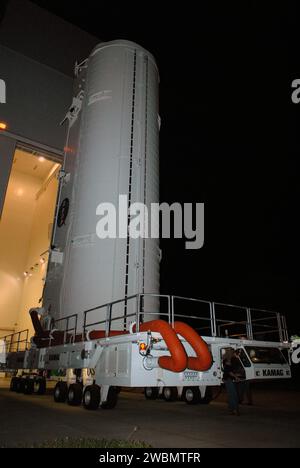 CAPE CANAVERAL, Fla. - Im Kennedy Space Center der NASA in Florida beginnt der Kanister mit der Nutzlast für die STS-129-Mission von Atlantis zur Internationalen Raumstation - Express Logistics Carrier 1 und 2 - mit dem Umzug von der Raumstation zur Startfläche 39A. Sobald die Nutzlast auf dem Stützpunkt ist, wird sie in den Nutzlastschaltraum für die Installation in Atlantis' Nutzlastfeld überführt. Die STS-129-Besatzung wird zwei Ersatz-Gyroskope, zwei Stickstofftanks, zwei Pumpenmodule, einen Ammoniaktank und einen Ersatz-Endeffektor für die Station liefern Stockfoto