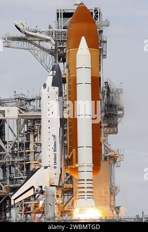 CAPE CANAVERAL, Fla. -- im Kennedy Space Center der NASA in Florida zünden die Haupttriebwerke des Space Shuttle Atlantis und feste Raketenverstärker zünden auf der Startfläche 39A und hinterließen einen doppelten Flammenstrahl, während es auf seiner STS-135-Mission zur Internationalen Raumstation abhebt. Atlantis mit seiner vierköpfigen Besatzung, Commander Chris Ferguson, Pilot Doug Hurley, Missionsspezialisten Sandy Magnus und Rex Walheim starteten am 8. Juli 2011 um 11:29 Uhr EDT, um das Raffaello Mehrzweck-Logistikmodul mit Vorräten und Ersatzteilen für die Internationale Raumstation zu liefern. Atlantis wird auch fliegen Stockfoto