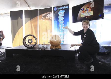 CAPE CANAVERAL, Fla. – Die Medienexpertin Stephanie Smith vom Jet Propulsion Laboratory der NASA begrüßt Tweetup-Teilnehmer auf der Presseseite des Kennedy Space Centers der NASA in Florida während der Aktivitäten vor dem Start des Mars Science Laboratory (MSL) der Agentur. Nach einer Reihe von Briefings besichtigen die Teilnehmer das Zentrum und erhalten einen Blick aus nächster Nähe auf den Space Launch Complex-41 auf der Cape Canaveral Air Force Station. Die Hochtöner teilen ihre Erfahrungen mit Followern über die Social-Networking-Website Twitter. Zu den Komponenten von MSL gehört der rover Curiosity in Fahrzeuggröße, der 10 Jahre alt ist Stockfoto