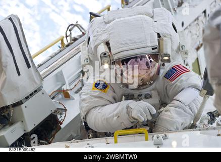 S131-E-009482 (13. April 2010) --- NASA-Astronaut Clayton Anderson, STS-131-Missionsspezialist, nimmt an der dritten und letzten Sitzung der Mission Teil, während Bau und Wartung auf der Internationalen Raumstation fortgesetzt werden. Während des sechsstündigen, 24-minütigen Raumwanderns haben Anderson und der Astronaut Rick Mastracchio, Missionsspezialist, Flüssigkeitsleitungen des neuen 1.700-Pfund-Panzers aufgehängt und einige Mikrometeoroidschilde von der Außenseite der Quest-Luftschleuse geholt. eine tragbare Fußstütze und vorbereitete Kabel am Zenith 1-Traverse für einen Ersatzplatz an verlegt Stockfoto