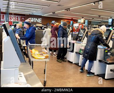 M&S Marks and Spencer Supermarkt Inneneinrichtung Menschen Kunden Käufer zahlen für Selbstbedienungskassen Januar 2024 UK KATHY DEWITT Stockfoto