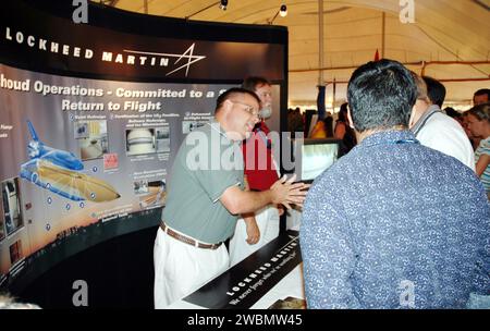 RAUMFAHRTZENTRUM KENNEDY, FLA. - Lockheed-Martin-Vertreter erklären einige der Aktivitäten, an denen sie arbeiten, um sicher zum Flug des Space Shuttle zurückzukehren. Die Ausstellung war eine von vielen, die KSC-Mitarbeitern während des Spaceport Super Safety and Health Day präsentiert wurden. Die Ausstellungsstücke der Händler wurden auf den Parkplätzen außerhalb des Vehicle Assembly Building und des OandC Building aufgestellt. Auf der ganztägigen Veranstaltung präsentierten auch Gastredner Dr. Pamela Peeke, Navy com. Stephen E. Iwanowicz, NASA-Chefin Kristine Calderon und Olympiasieger Bruce Jenner. Der Super Safety and Health Day wurde auf der KSC i initiiert Stockfoto