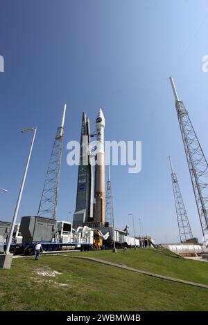 CAPE CANAVERAL, Fla. – Auf dem Launch Complex-41 auf der Cape Canaveral Air Force Station in Florida erreichen die Atlas V/Centaur-Rakete mit dem Lunar Reconnaissance Orbiter (LRO) der NASA und dem NASA Lunar Crater Observation and Sensing Satellite (LCROSS) die Startrampe. Um das Pad herum befinden sich die Schutztürme. LRO und LCROSS sind die ersten Missionen im Plan der NASA, Menschen auf den Mond zurückzubringen und bis 2020 mit der Errichtung eines Mond-Außenpostens zu beginnen. Das LRO umfasst auch sieben Instrumente, die die NASA bei der Charakterisierung der Mondoberfläche unterstützen: DIVINER, LAMP, LEND, LOLA, KRATER, Mini-HF A Stockfoto