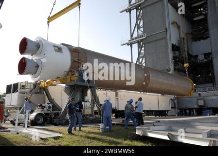 CAPE CANAVERAL, Fla. –– in der Vertical Integration Facility am Launch Complex 41 der Cape Canaveral Air Force Station werden Krane an der ersten Stufe des Atlas V angebracht, um sie vertikal anzuheben. Der Atlas wird in die VIF hochgehoben. Der Atlas V/Centaur ist das Trägerfahrzeug für den Lunar Reconnaissance Orbiter (LRO). Der Orbiter wird sieben Instrumente tragen, um Wissenschaftlern detaillierte Karten der Mondoberfläche zur Verfügung zu stellen und unser Verständnis der Topographie des Mondes, der Lichtbedingungen, der mineralogischen Zusammensetzung und der natürlichen Ressourcen zu verbessern. Aus LRO erfasste Informationen werden zur Auswahl von sa verwendet Stockfoto