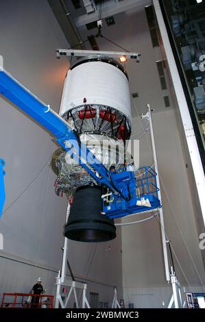 Die zweite Stufe der Boeing Delta IV wird im NASA Delta Operations Center in Cape Canaveral, Florida, angehoben und zur Verarbeitung in die Horizontal Integration Facility verlegt. Es wird den GOES-N-Satelliten starten, den ersten der N-P-Serie geostationärer betrieblicher Umgebungssatelliten für die Wetter-, Solar- und Weltraumüberwachung. Stockfoto