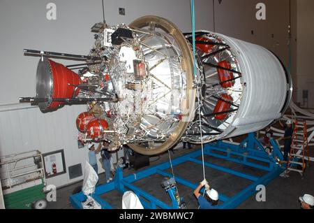 Die zweite Stufe des Delta IV wurde für den Transfer ins Boeing Delta Operations Center aufgehoben, um den Start des GOES-N-Satelliten vorzubereiten, der Unwetter überwachen und kontinuierliche atmosphärische Daten für die NASA und NOAA liefern wird. Stockfoto