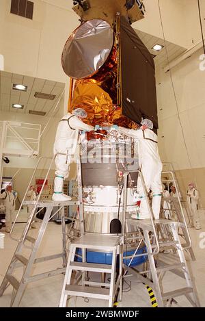 Arbeiter in der Raumordnungs- und Kapselungsanlage 2 überprüfen die Verbindungen des Mars-Odyssee-Orbiters auf der dritten Stufe einer Delta-Rakete. Oben sind die konische Antenne mit hoher Verstärkung und die schwarze Solar-Array-Baugruppe zu sehen. Die Mars Odyssey ist für den Start um 11 02 Uhr EDT am 7. April 2001 an Bord einer Delta-II-Rakete vom Launch Pad 17-A der Cape Canaveral Air Force Station geplant. Das Raumschiff ist für die Kartierung der Mars-Oberfläche konzipiert Stockfoto