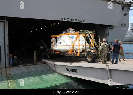 Auf der US-Marinebasis San Diego in Kalifornien werden das Orion-Testfahrzeug und die Support-Hardware für die Beladung in das Brunnendeck der USS Anchorage für den laufenden Recovery Test 2 am 1. August 2014 vorbereitet. Die NASA, Lockheed Martin und die US Navy werden Tests im Pazifik durchführen, um sich auf die Bergung des Orion-Crew-Moduls, der vorderen Bucht und der Fallschirme vorzubereiten. Der zweite im Gange befindliche Wiederherstellungstest wird es den Teams ermöglichen, die Wiederherstellungsprozesse, Verfahren, neue Hardware und Personal in offenen Gewässern zu demonstrieren und zu bewerten. Die Masse Sys Stockfoto