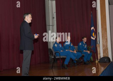 CAPE CANAVERAL, Fla. – Die Astronauten der STS-135-Mission des Space Shuttle Atlantis kehren zum Training Auditorium im Kennedy Space Center der NASA zurück, um die traditionelle Präsentation für die Rückkehr der Besatzung nach dem Flug durchzuführen. Commander Chris Ferguson, Pilot Doug Hurley und Mission Specialist Sandra Magnus erzählen persönliche Geschichten über ihre Erfahrungen. Ebenfalls auf der Bühne steht Bob Cabana, Direktor des Kennedy Space Centers. Der STS-135 Missionsspezialist Rex Walheim konnte nicht an der Kennedy-Veranstaltung teilnehmen. Im Juli 2011 lieferten Atlantis und seine Crew das Multifunktions-Logistikmodul Raffaello p an die Internationale Raumstation Stockfoto