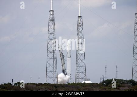 CAPE CANAVERAL, Fla. - Rauch von den neun Merlin-Triebwerken der SpaceX Falcon 9-Rakete während eines Testfeuers auf den Launch Complex 40 auf der Cape Canaveral Air Force Station in Florida. Der Test ist Teil der Vorbereitungen für den Start von SpaceX 2. Der Start der Raumrakete SpaceX Falcon 9 und Dragon ist für den 1. März 2013 um 10 Uhr EST vom Space Launch Complex-40 auf der Cape Canaveral Air Force Station, Florida, geplant. Dragon wird seine dritte Reise zur Raumstation machen. Sie wird Vorräte und Experimente zum umkreisenden Labor bringen. Die Mission ist die zweite von 12 SpaceX-Flügen c Stockfoto