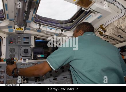 S133-E-011314 (7. März 2011) --- NASA-Astronaut Alvin Drew, STS-133-Missionsspezialist, arbeitet während der Aktivitäten am 12. Fluchttag an der Steuerung des Remote Manipulator Systems (RMS) auf dem Achterdeck des Space Shuttle Discovery. Stockfoto