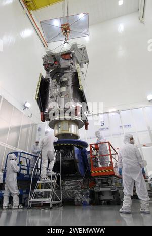 CAPE CANAVERAL, Fla. – In der Astrotech Payload Processing Facility in Titusville, Florida, wird das Solar Dynamics Observatory auf den Ransome-Tisch abgesenkt. Der Tisch wird verwendet, um das Raumfahrzeug in verschiedene Richtungen zu drehen, um Zugang zu verschiedenen Bereichen des Raumschiffs zu erhalten. SDO ist die erste Mission des Weltraumwetterforschungsnetzwerks im Rahmen des Living With a Star Program der NASA. Die Langzeitmessungen des Raumfahrzeugs werden Sonnenforschern detaillierte Informationen über Veränderungen im Magnetfeld der Sonne und Einblicke in ihre Auswirkungen auf die Erde geben. In Vorbereitung auf die geplante Einführung im November, engin Stockfoto