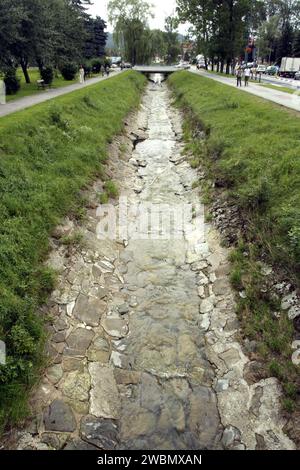 Rabla. Malopolska. Polen. Kleiner, ummauerter Bach mitten in der Stadt. Stockfoto