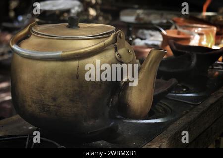 Ein Messing-Kaffeekessel, der auf einem Herd brüht. Stockfoto