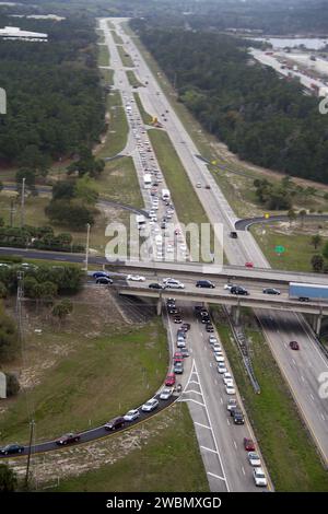 CAPE CANAVERAL, Fla. -- dieses Bild des U.S. Highway 1 und der umliegenden Straßen in Titusville, Florida, wurde von einem Verkehrshubschrauber nach dem erfolgreichen Start des Space Shuttle Discovery um 16:53 Uhr EST auf seinem letzten Flug zur Internationalen Raumstation aufgenommen. Die sechsköpfige Besatzung der Discovery wird das Permanent Multipurpose Module, vollgepackt mit Vorräten und wichtigen Ersatzteilen, sowie Robonaut 2, den geschickten humanoiden Astronautenhelfer, zum umkreisenden Außenposten bringen. Die Discovery fliegt auf ihrer 39. Und letzten Mission und soll nach STS-133 ausgemustert werden. Das ist Th Stockfoto