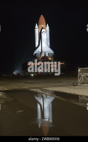 CAPE CANAVERAL, Fla. -- in Xenon-Lampen getaucht, ist das Space Shuttle Endeavour, das an seinem externen Treibstofftank und festen Raketenverstärkern befestigt ist, auf einer nächtlichen Reise vom Vehicle Assembly Building zum Launch Pad 39A im Kennedy Space Center der NASA in Florida. Die 3,4 km lange Wanderung, bekannt als „Rollout“, begann um 19:56 Uhr EST und dauert etwa sieben Stunden. Dies ist der letzte geplante Rollout für Endeavour, der an seinem externen Kraftstofftank und festen Raketenverstärkern auf einem Raupentransporter befestigt ist. Endeavour und seine sechs STS-134 Crew-Mitglieder werden die Express Logistics Carrie liefern Stockfoto