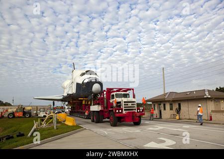 CAPE CANAVERAL, Fla. – Der Transporter mit dem High-Fidelity-Space-Shuttle-Modell, das im Besucherkomplex des Kennedy Space Center der NASA in Florida ausgestellt war, rollt an einem Sicherheitstor in der Mitte vorbei. Das Modell wird vom Besucherkomplex in das 39 Turn Basin Launch Complex des NASA Kennedy Space Centers verlegt. Das Shuttle war Teil einer Ausstellung im Besucherkomplex, die auch einen externen Tank und zwei feste Raketenverstärker beinhaltete, die den Besuchern die Größe der tatsächlichen Komponenten des Space Shuttle zeigten. Das komplette Shuttle-Modell wird von Kennedy zum Space Center H gebracht Stockfoto