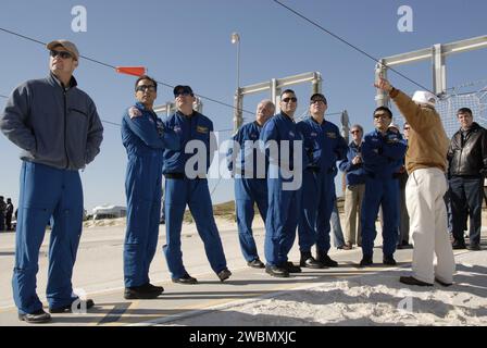 CAPE CANAVERAL, Fla. – Auf der Startfläche 39A im Kennedy Space Center der NASA in Florida hören die STS-119-Besatzungsmitglieder Anweisungen zur Verwendung der Gleitdrahtkörbe für den Notausstieg aus der festen Dienststruktur. Von links sind die Missionsspezialisten Steve Swanson und Joseph Acaba, Pilot Tony Antonelli, Missionsspezialist John Phillips, Commander Lee Archambault und die Missionsspezialisten Richard Arnold und Koichi Wakata. Die Astronauten sind in Kennedy, um sich auf den Start im Rahmen der Terminal Countdown Demonstrationstests vorzubereiten. Das TCDT umfasst eine Einarbeitung in die Ausrüstung und eine Simulation Stockfoto