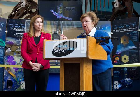 Die US-Senatorin Barbara Mikulski (D-MD.) beantwortet die Frage eines Reporters, während der stellvertretende Administrator der NASA Lori Garver am Mittwoch, 26. Oktober 2011 in Baltimore auf das Maryland Science Center blickt. Bis zum 26. Oktober ist ein Modell des James Webb Space Telescope im Rahmen der kürzlich in Baltimore abgehaltenen jährlichen Konferenz der Association of Science-Technology Centers (ASTC) auf der MSC zu sehen. Stockfoto