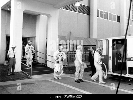 RAUMFAHRTZENTRUM KENNEDY, FLA. Apollo-7-Astronauten steigen in den Transferbus ein, der sie zu Cape Kennedys Launch Complex 34 und ihrem Saturn-IB-Raumfahrzeug transportierte, das um 11 03 Uhr EDT am 11. Oktober 1968 abhob. Der erste Einstieg in den Transferwagen war Donn F. Eisele, Pilot des Kommandomoduls, gefolgt von Walter Cunningham, Pilot des Mondmoduls, und Walter M. Schirra Jr., Kommandeur des Apollo 7. Die Raumpiloten sollen die Erde 11 Tage umkreisen und Informationen für zukünftige Mondreisen sammeln, die von der National Aeronautics and Space Administration geleitet werden. Stockfoto