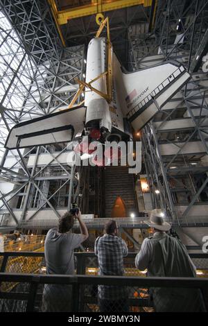 CAPE CANAVERAL, Fla. -- Mitglieder der Medien machen Fotos, während ein großer gelber Metallschleuder vom Transfergang in eine hohe Bucht des Vehicle Assembly Building im Kennedy Space Center der NASA in Florida fährt. In der Bucht wird das Shuttle an seinem externen Kraftstofftank und festen Raketenverstärkern befestigt. Endeavour wird auf Kennedys Launch Pad 39A für seine letzte Mission STS-134 am 9. März starten. Endeavour und die sechsköpfige Besatzung werden den Express Logistics Carrier-3, Alpha Magnetic Spectrometer-2 (AMS), einen Hochdruckgastank und zusätzliche Ersatzteile für Th liefern Stockfoto