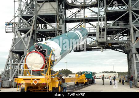 Die erste Stufe der Boeing Delta II für die Deep Impact Mission wurde auf Pad 17-B, Cape Canaveral, zur Stapelung in vertikaler Richtung angehoben. Deep Impact wird den Kometen Tempel 1 untersuchen, indem er ein Projektil freigibt und Kraterdaten über das Deep Space Network überträgt. Stockfoto
