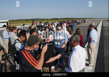 CAPE CANAVERAL, Fla. -- auf der Landebahn der Shuttle Landing Facility im Kennedy Space Center der NASA in Florida, Medieninterview des NASA-Administrators Charlie Bolden nach der Landung des Space Shuttle Atlantis und der letzten Rückkehr aus dem Weltraum um 5:57 Uhr EDT 21. Juli 2011. Atlantis sichert den Platz der Space Shuttle Flotte in der Geschichte und markiert die 26. Nächtliche Landung des Space Shuttle Programms der NASA und die 78. Landung in Kennedy. Atlantis und seine Crew lieferten der Internationalen Raumstation das Multifunktions-Logistikmodul Raffaello mit über 9.400 Pfund Ersatzteilen, Ausrüstung und Zubehör Stockfoto