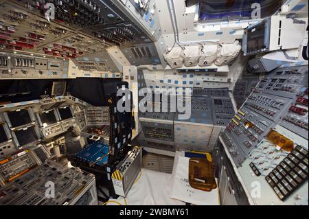 CAPE CANAVERAL, Fla. -- in der Orbiter Processing Facility-1 im Kennedy Space Center der NASA in Florida trennen und demontieren Arbeiter Komponenten im Cockpit des Shuttle Endeavour. Die Arbeit ist Teil der Übergangs- und Ruhestandsbearbeitung von Endeavour. Das Raumschiff wird für die öffentliche Ausstellung im California Science Center in Los Angeles vorbereitet. Endeavour flog 25 Missionen, verbrachte 299 Tage im Weltraum, umkreiste die Erde 4.671 Mal und reiste 122.883.151 Meilen im Verlauf seiner 19-jährigen Karriere. Endeavour STS-134 und letzte Mission wurden nach der Landung am 1. Juni 2011 abgeschlossen. Stockfoto