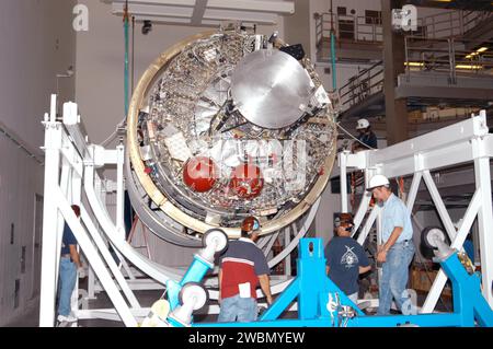 Die zweite Stufe des Delta IV wird für den Start des Wettersatelliten GOES-N 2005 auf einen Arbeitsstand im Boeing Delta Operations Center abgesenkt. GOES-N, Teil der GOES-Serie, wird für die NASA und NOAA eine kontinuierliche Überwachung von Unwettern einschließlich Tornados, Sturzfluten, Hagelstürmen und Hurrikanen bieten. Stockfoto