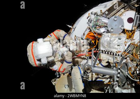 Bilder der russischen Sojus-Mission TMA-01M (24S) dokumentieren die Bergungsoperationen von Raumfahrzeugen nach der Landung, einschließlich Besatzungsextraktion und Verfahren nach dem Flug. Stockfoto