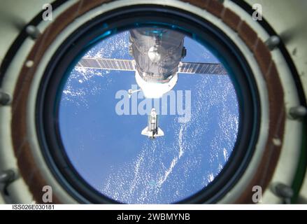 Das Space Shuttle Discovery nähert sich der ISS während des STS-133-Treffens und Docking am 26. Februar 2011, mit der Erde im Hintergrund. Ein russisches Progress-Raumschiff, das an der ISS angedockt ist, ist ebenfalls sichtbar. Das Bild wurde von einem Besatzungsmitglied der Expedition 26 aufgenommen. Das Andocken erfolgte um 14:14 Uhr EST. Stockfoto