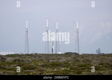 CAPE CANAVERAL, Fla. - Die SpaceX Falcon 9-Rakete, an deren Spitze das Dragon-Raumschiff steht, wartet auf einen Testabfeuer der neun Merlin-Motoren der ersten Stufe auf dem Launch Complex 40 auf der Cape Canaveral Air Force Station in Florida. Der Test ist Teil der Vorbereitungen für den Start von SpaceX 2. Der Start der Raumrakete SpaceX Falcon 9 und Dragon ist für den 1. März 2013 um 10 Uhr EST vom Space Launch Complex-40 auf der Cape Canaveral Air Force Station, Florida, geplant. Dragon wird seine dritte Reise zur Raumstation machen. Sie wird Vorräte und Experimente zum umkreisenden Labor bringen. Die Mission ist die Stockfoto