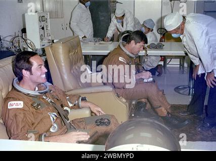 RAUMFAHRTZENTRUM KENNEDY, FLA. - Die Techniker unterstützen die Astronauten John Young (rechts) und Bob Crippen (links) bei Anzugsoperationen im KSC Operations and Checkout Building am Morgen des erfolgreichen Abflugs des Space Shuttle auf dem ersten Orbitalflug. Stockfoto