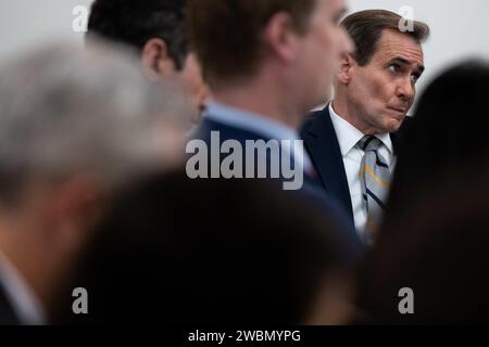 Washington, USA. Januar 2024. John Kirby, Koordinator des nationalen Sicherheitsrats für strategische Kommunikation, sieht zu, wie Lael Brainard, Direktor des National Economic Council, während des Pressebriefings im Weißen Haus in Washington am 11. Januar 2024 spricht. Foto: Julia Nikhinson/Pool/ABACAPRESS.COM Credit: Abaca Press/Alamy Live News Stockfoto