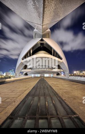 Der Musikpalast der Stadt der Künste und Wissenschaften bei Nacht am Konzerttag in Valencia, Spanien. Stockfoto