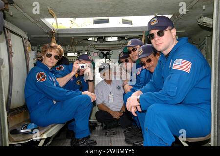 RAUMFAHRTZENTRUM KENNEDY, FLA. - Während der Terminal Countdown Demonstration Test (TCDT)-Aktivitäten im Kennedy Space Center der NASA nimmt die STS-114-Besatzung an der Ausbildung auf einer M-113 Teil, einem gepanzerten Personentransporter, der im Notfall für den schnellen Abflug vom Startplatz eingesetzt wird. In der M-113 sitzen von links nach rechts Commander Eileen Collins, Missionsspezialist Stephen Robinson, Captain George Hoggard, Leiter der Astronauten-Rettungsteams, Missionsspezialisten Andrew Thomas, Soichi Noguchi und Charles Camarda sowie Pilot James Kelly. Noguchi ist bei der Japan Aerospace Exploration Agency. Die TCDT wird als A bezeichnet Stockfoto