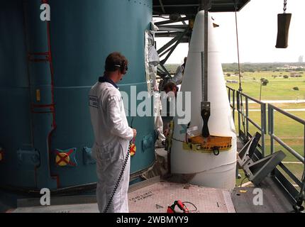 KENNEDY SPACE CENTER, FLORIDA. Techniker auf dem Startkomplex 17-A, Cape Canaveral Air Force Station, überprüfen die Armaturen an den festen Raketenverstärkern um die Delta-II-Rakete, die das Genesis-Raumschiff starten wird. Genesis wird Proben der Ionen und Elemente im Sonnenwind erfassen und zur Erde zurückgeben, damit Wissenschaftler die genaue Zusammensetzung der Sonne und den Ursprung des Sonnensystems bestimmen können. Das NASA-Projekt Genesis wird vom Jet Propulsion Laboratory in Pasadena, Kalifornien, verwaltet Lockheed Martin Astronautics baute das Raumschiff Genesis für die NASA in Denver, Colorado. Einführung von GE Stockfoto