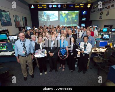 Mitglieder des Flugkontrollteams STS-125 Hubble Space Telescope der NASA posieren im blauen Flugkontrollraum des Johnson Space Center, wo sie für die Planung und den Umlaufbetrieb während der Wartungsmission verantwortlich sind. Stockfoto