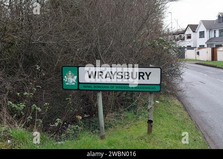 Wraysbury, Großbritannien. Januar 2024. Es war eine schwierige Woche für einige Bewohner von Wraysbury, Berkshire, nachdem die Themse ihre Ufer geplatzt und Gärten und Grundstücke in der Nähe überschwemmt hatte. Die Wasserstände sinken nun, aber für einige Menschen werden nach Hochwasserschäden einige teure Reinigungskosten anfallen. Die Bewohner fordern weiterhin, dass ein Hochwasserschutzprogramm gebaut wird, um Wraysbury zu schützen, und Anger bleibt, dass Windsor, Eton und Maidenhead durch den Jubilee River bei Wraysbury geschützt sind. Kredit: Maureen McLean/Alamy Stockfoto