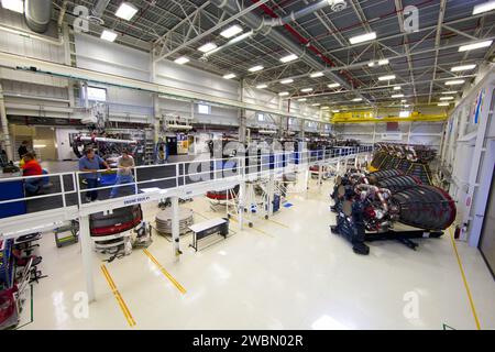 Die Motorenwerkstatt im Kennedy Space Center verarbeitet die Hauptmotoren des Space Shuttle von Pratt & Whitney Rocketdyne unter Reinraumbedingungen. Alle 15 Triebwerke sind für die Vorbereitung, Lagerung im Stennis Space Center und die Umnutzung für die NASA Space Launch System-Schwerlastrakete vorgesehen. Stockfoto