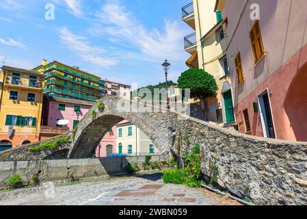 Römische Brücke am Strand von Bogliasco, Italien Stockfoto