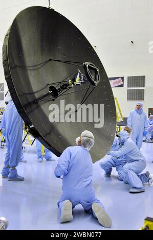 Im Kennedy Space Center heben Lockheed Martin-Arbeiter die Hochleistungsantenne auf dem Mars Reconnaissance Orbiter in der Payload Hazardous Service Facility an. Nach der Installation von Solaranlagen wird MRO in die vertikale Installationsanlage umziehen, sich in Atlas V integrieren, funktionale und integrierte Tests durchlaufen und sich auf den Start von Cape Canaveral am 10. August vorbereiten. MRO wurde für JPL in Kalifornien im Rahmen der Mars-Exploration gebaut. Stockfoto